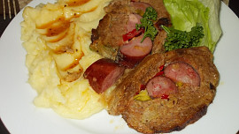 Plněná barevná roláda z mletého masa