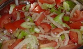 Rajčatový salát s cibulí a řapíkatým celerem