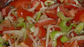 Rajčatový salát s cibulí a řapíkatým celerem