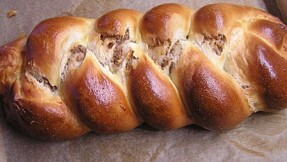 Roládková pletýnka s jablkovo - ořechovou náplní