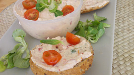 Rychlá pomazánka z Lučiny, tvarohu, rajčátek a jiné zeleniny