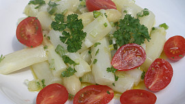 Salát z čerstvého chřestu