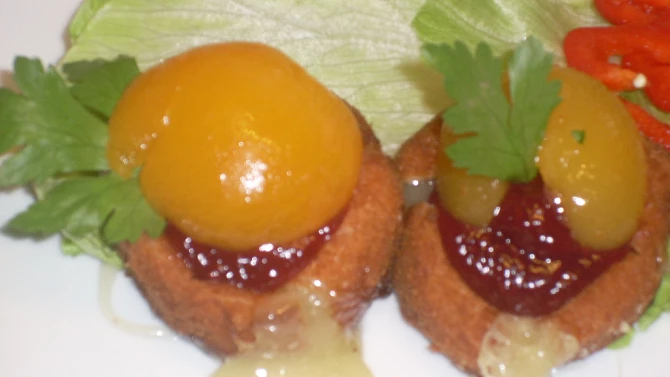 Smažené tvarůžky s marmeládou a broskví pro Rebeku