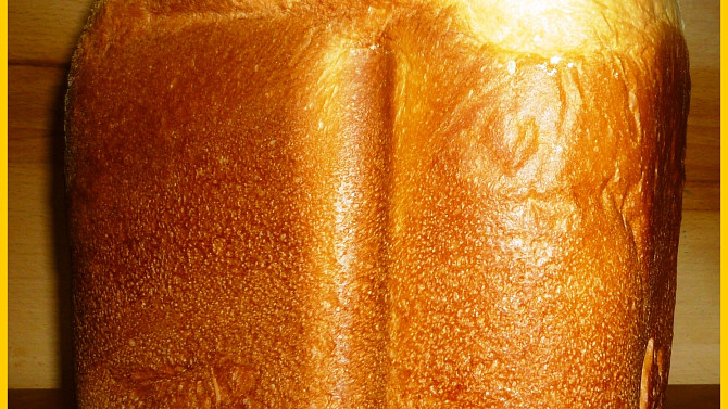 Smetanový chléb z pekárny, po upečení a vytažení z formy