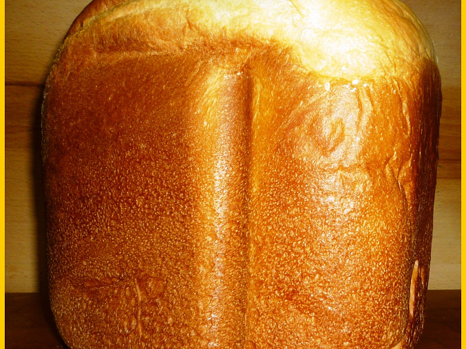 Smetanový chléb z pekárny, po upečení a vytažení z formy