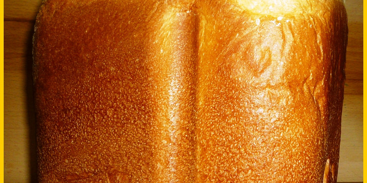 Smetanový chléb z pekárny (po upečení a vytažení z formy)