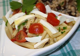 Těstovinový salát s česnekem, rajčaty a mozzarelou