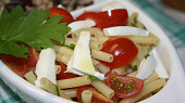 Těstovinový salát s česnekem, rajčaty a mozzarelou
