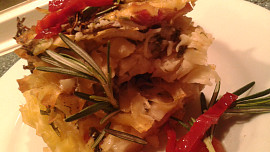 Těstoviny zapečené s rukolou, slaninkou a sušenými rajčátky