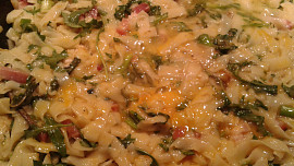 Těstoviny zapečené s rukolou, slaninkou a sušenými rajčátky