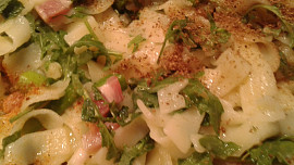 Těstoviny zapečené s rukolou, slaninkou a sušenými rajčátky