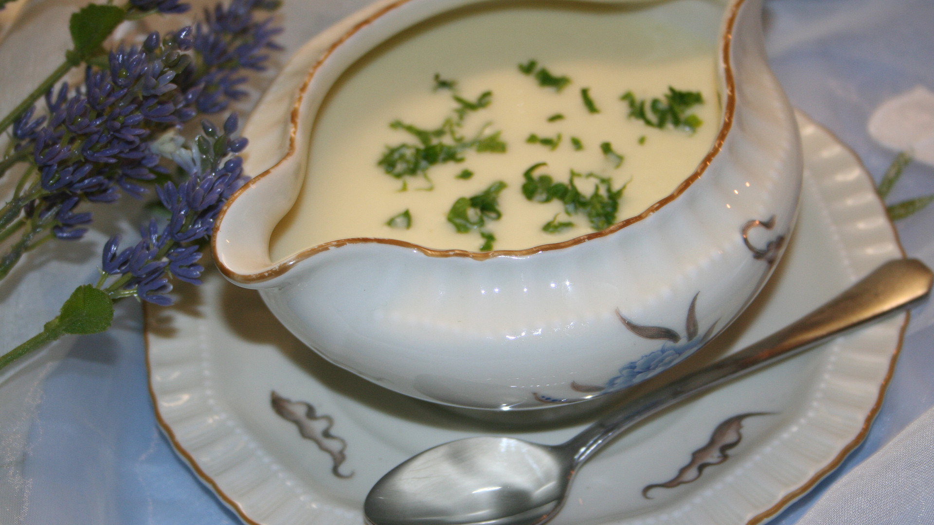 Tradiční francouzská polévka Vichyssoise