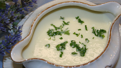 Tradiční francouzská polévka Vichyssoise