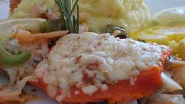 Candát zapečený s uzeným sýrem a uzeným lososem