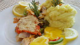 Candát zapečený s uzeným sýrem a uzeným lososem