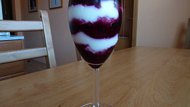 Tvarohový pohár s lesním ovocem