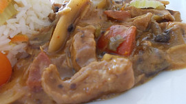 Vepřové maso s bambusovými výhonky, zázvorem a houbami