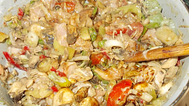 Vepřové maso s bambusovými výhonky, zázvorem a houbami