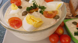 Chutný salát s vejci, kapary a sladkokyselou zeleninkou