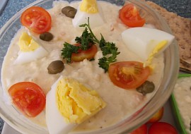 Chutný salát s vejci, kapary a sladkokyselou zeleninkou