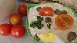 Chutný salát s vejci, kapary a sladkokyselou zeleninkou