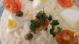 Chutný salát s vejci, kapary a sladkokyselou zeleninkou