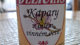 Chutný salát s vejci, kapary a sladkokyselou zeleninkou