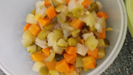 Chutný salát s vejci, kapary a sladkokyselou zeleninkou