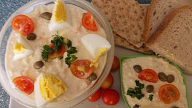 Chutný salát s vejci, kapary a sladkokyselou zeleninkou