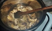 Žampionová polévka s brokolicí, nivou a koprem, osmahneme žampiony...