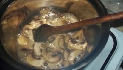 Žampionová polévka s brokolicí, nivou a koprem, osmahneme žampiony...