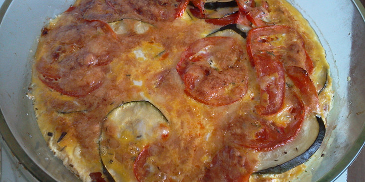 Zapečený lilek se sýrem, rajčaty a provensálským kořením
