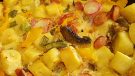 Zapékané dubenecké bramborové špalíčky s ředkví, žampióny a sýrem