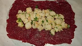 Závitek z roštěné plněný chřestem, do středu masa navrstvíme nádivku
