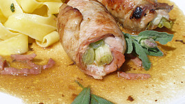 Závitky se šalvějí a jarní cibulkou a čerstvé pappardele