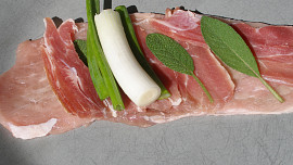 Závitky se šalvějí a jarní cibulkou a čerstvé pappardele