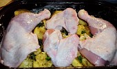 Zázvorové kuře přelité marinádou (porce kuřete vyskládáme na brambory...)