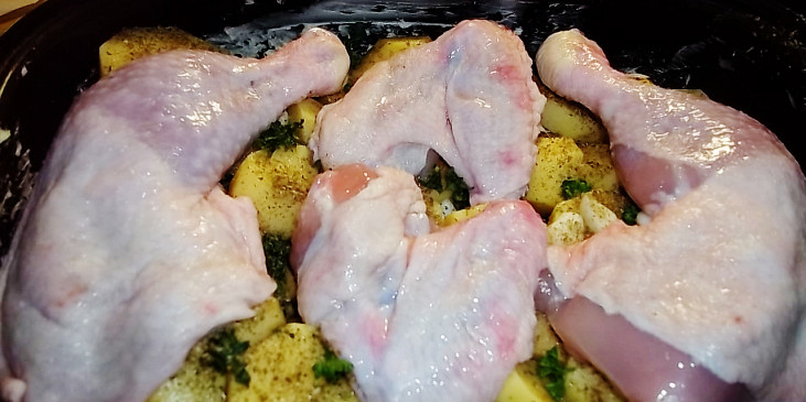 Zázvorové kuře přelité marinádou (porce kuřete vyskládáme na brambory...)
