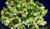 Brokolice v sýrové omáčce, Brokolici orestovat na cibulce