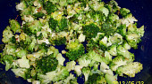 Brokolice v sýrové omáčce, Brokolici orestovat na cibulce