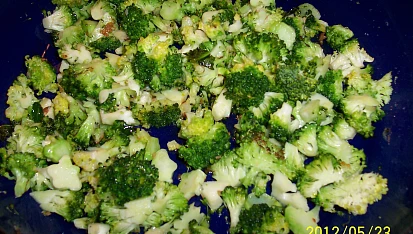 Brokolice v sýrové omáčce, Brokolici orestovat na cibulce