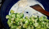 Brokolice v sýrové omáčce, K brokolici přidat sýr a mléko nebo smetanu