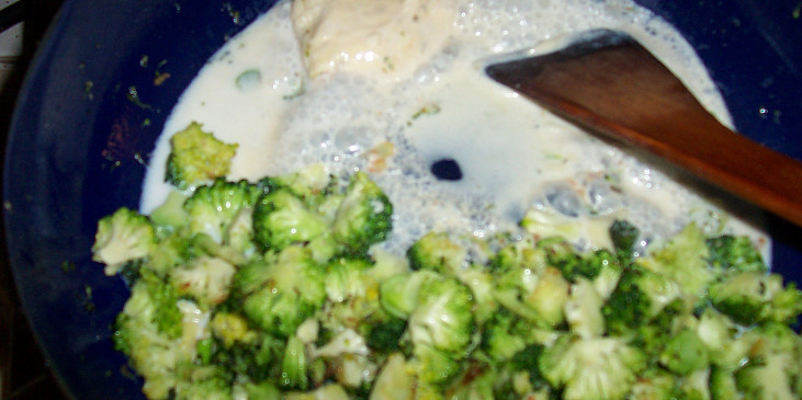 K brokolici přidat sýr a mléko nebo smetanu