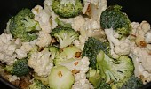 Brokolicovo-květákové pyré (k orestované cibulce s česnekem přidáme brokolici a květák)