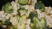 Brokolicovo-květákové pyré, k orestované cibulce s česnekem přidáme brokolici a květák