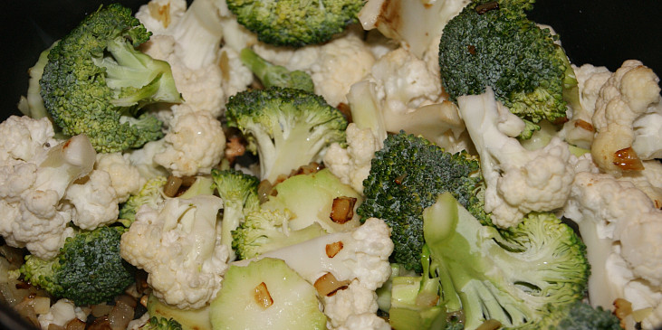 Brokolicovo-květákové pyré (k orestované cibulce s česnekem přidáme brokolici…)