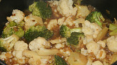Brokolicovo-květákové pyré, v bujónu zeleninu povaříme cca 10 min.