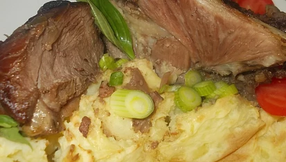 Jehněčí na česneku a bylinkách se zapečeným bramborovým pyré