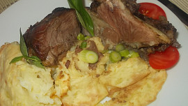 Jehněčí na česneku a bylinkách se zapečeným bramborovým pyré