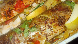 Siven pečený  v bylinkách a dušený na jablkách a zelenině